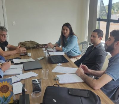 Diretor da Cooperativa Agroindustrial Paraíso Volnei Cover e consultor da Fecovinho Hélio Marchioro receberam técnicos da Conab Flavia Starling, Matias José Führ e Andrey Luis dos Santos Robinson.