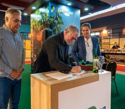 O chefe-geral da Embrapa Cerrados, Jorge Werneck, assinou memorando de entendimento entre as instituições, ladeado por Cláudio de Góes, presidente da Anprovin, e pelo presidente da Expovitis, Ronaldo Triacca
