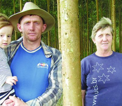 Aninha Anselmi  e o filho Fabiano: aposta na nova plantação.