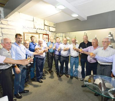 No brinde, dirigentes, atuais diretores, membros do Conselho de Administração, representantes da Comissão Social da Festa da Uva e o secretário executivo da Fecovinho, Hélio Marchioro.