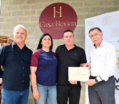 Os proprietários Jane Alves e Tiago Scopel receberam certificado Foto Icaro de Campos