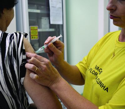 Campanha de vacinação contra a gripe segue até o dia 20 de maio nos postos de saúde de todo o Rio Grande do Sul. Clínicas e planos de saúde oferecem a dose na rede particular de saúde.