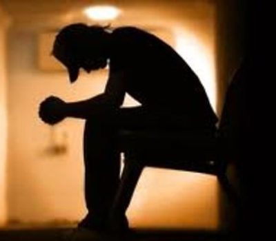 Fatores como baixa escolaridade, piores condições de vida e trabalho, propriedades de médio porte e com menos tecnologia, contato social reduzido e solidão, são alguns fatores que estão associados à depressão na população rural.