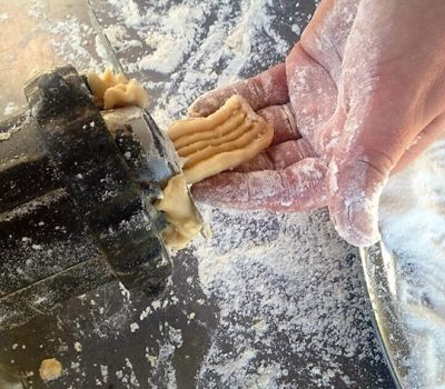 O preparo dos biscoitos de colônia. Flores da Cunha/RS