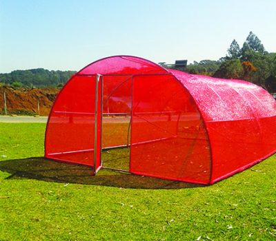 A cobertura de plástico é mais indicada em locais onde chove muito, já que bloqueia totalmente a entrada de água da chuva, o que evita a humidade excessiva.