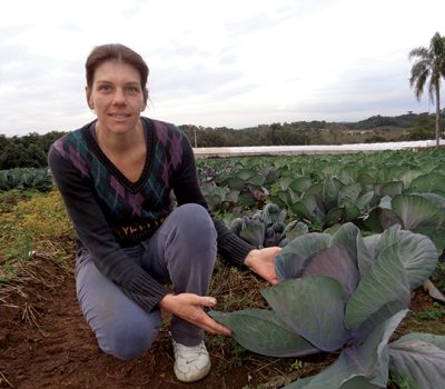 Rosangela Pagno exibe os pés de repolho, cultura que passou a ser plantada após organizar um ciclo de terras que alterna as culturas. Tudo para melhor aproveitar a propriedade e valorizar o trabalho da família