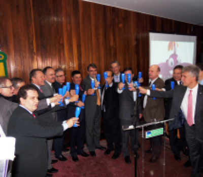 Parlamentares e lideranças do setor brindaram o lançamento da Frente.