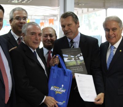 Presidente recebeu o pedido e foi presenteado com o livro Paisagens do Vinhedo Rio-Grandense, de Rinaldo Dal Pizzol e Luís Vicente Elias Pastor