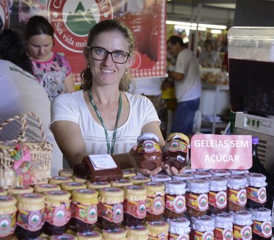 Raquel Pellegrini, de Paraí, responsável pela agroindústria familiar Casa do Sabor - (54) 99664-2169 - contato@casadosabor.ind.br