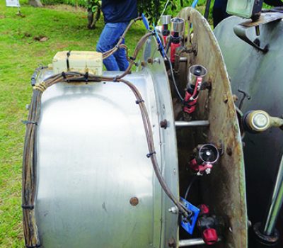 Para a pulverização eletrostática, os bicos hidráulicos do pulverizador convencional são substituídos por bicos pneumáticos que conduzem carga em cada gota de tratamento