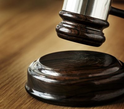 closeup-de-martelo-julgamento-conceito