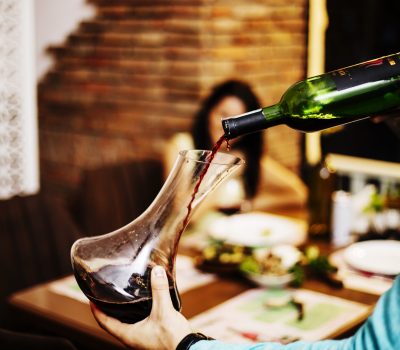 colocar-o-vinho-tinto-da-garrafa-no-frasco-de-vidro