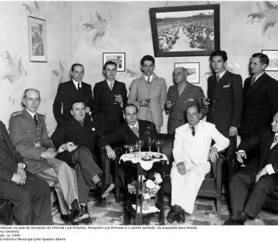 Por volta de 1940, Armando Luiz Antunes (de terno branco) recebeu autoridades caxienses na sala de recepção da vinícola Luiz Antunes.  (Foto: Arquivo Histórico Municipal João Spadari Adami)