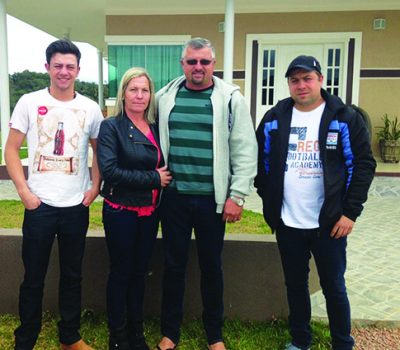 Ari Garibaldi, ao centro, mantém o negócio de compra e venda de verduras, legumes e frutas juntamente com a esposa Maria Assunta e os filhos Cidiomar (D) e Nicolas (E).