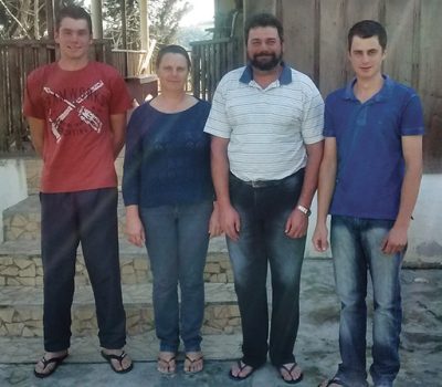 Rodimar Antônio Piroli, ao lado da esposa Filomena Drozdek Piroli, e dos filhos Emanuel e Emariel – família unida na agricultura