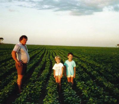 Entre 1989 e 1990, um dos primeiros registros da família no novo endereço. Muterle ao lado dos filhos Leandro e Fernando, ainda pequenos, na plantação de soja.