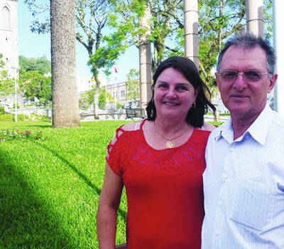 Em visita aos parentes em Flores da Cunha, o casal aproveita para rever amigos e lugares da cidade natal.