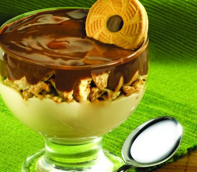 Taça cremosa de limão com chocolate.