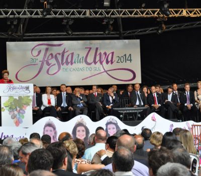 Após a cerimônia de abertura, a presidenta Dilma Rousseff recebeu uma cesta com produtos vitivinícolas e um documento com pleitos do setor. (Foto: Martha Caus/Ibravin)