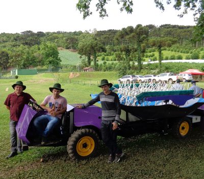 Nestor Marmentini e os agricultores Tiago e Miguel Battistin.