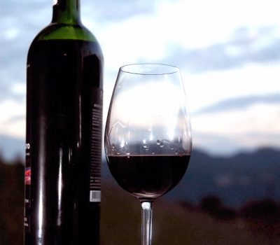 A partir de agora, uma garrafa de vinho de R$ 80, que antes pagava R$ 0,73, passa a pagar um imposto de R$ 8 (ou seja, 10% de seu valor).